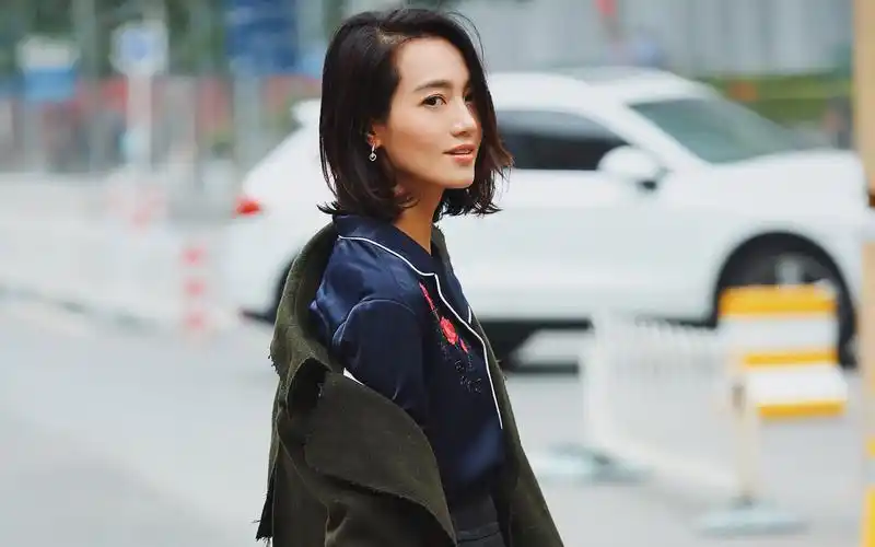 美女主持朱丹唯美时尚街拍桌面壁纸