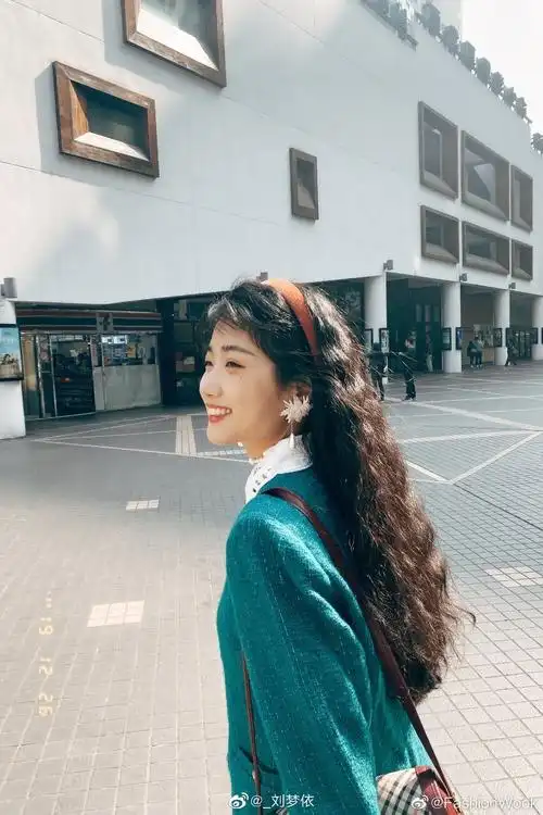 有人知道梦依吗?好像跟快手三炮谈恋爱了