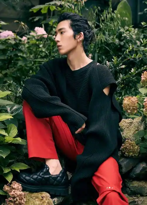 井柏然一改往日清新风格,尝试忧郁公子风,梳起长发文艺十足_造型_发型