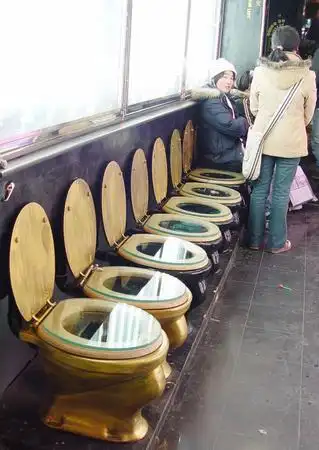 组图购物场所休息座椅设计成马桶形状