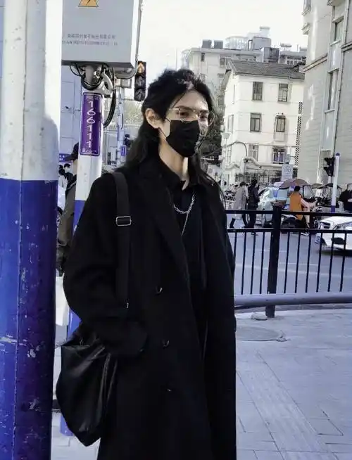 安徽:高校男生晒毕业证件照火了,长发飘飘很漂亮,让人雌雄难辨_女生