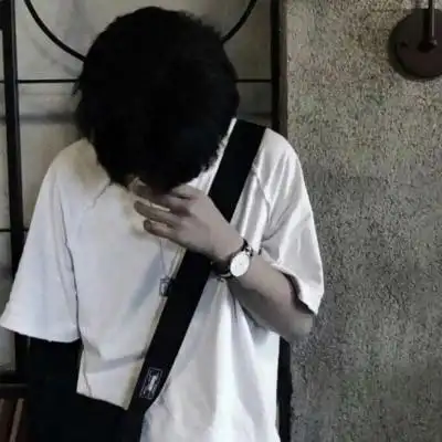 男生失落低头的头像合集男生低头伤感图片