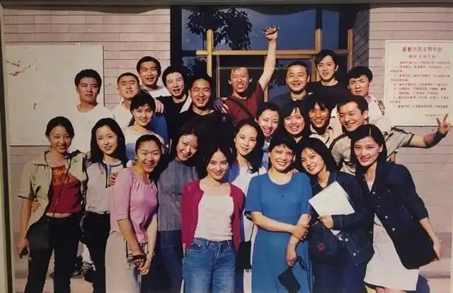 她和陈坤,黄晓明等人为同班同学.1996年,李佳顺利考上了北京电影学院.