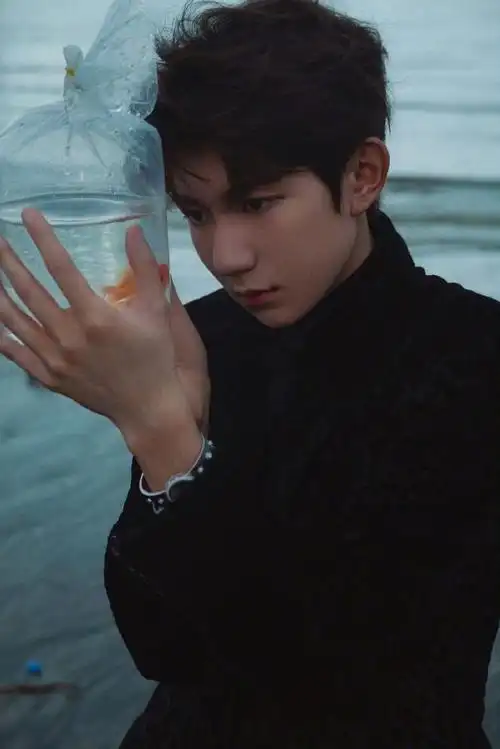 王源全黑西装造型##王源海边金鱼ccd