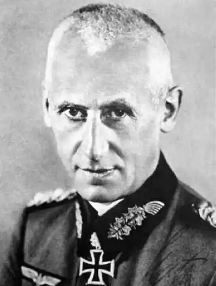 二战后,纳粹战犯赫尔曼·霍特被释放,德国国防军列队欢迎