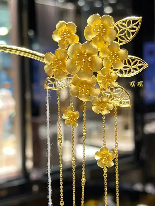 9890周大福新发簪花钗,一簪二钗三步摇,纯金打造,花苞栩栩如生