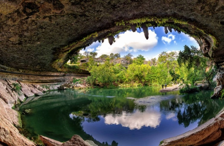 大自然为我们创造出许多意想不到的奇观异景,仅仅这些神秘的天坑就