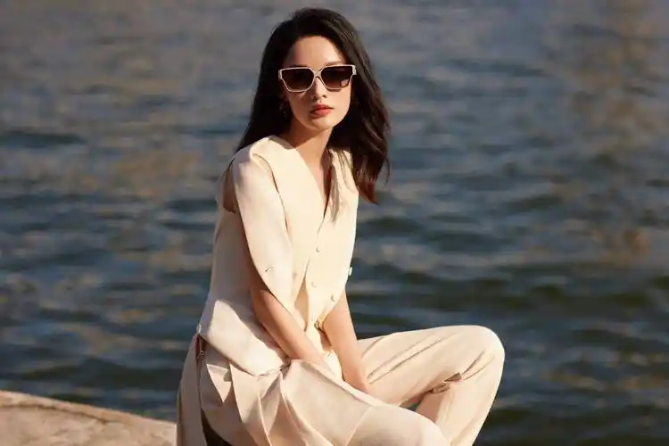 李沁职业套装优雅时尚写真_西装_白色_黑色