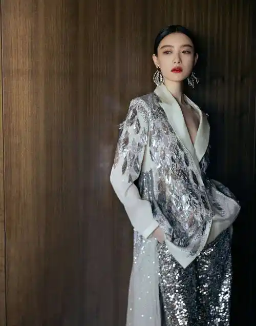 倪妮秋冬高定服尽显优雅气质,细致的妆容,发型和耳环完美点缀_时尚