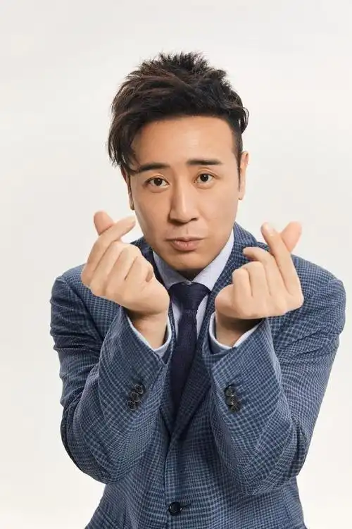 于和伟看自己的美颜照片看yue了