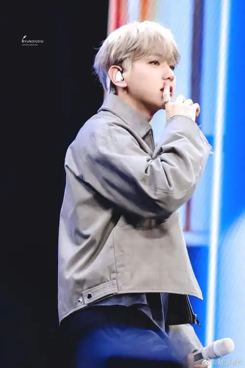 边伯贤超话#边伯贤overpass饭拍#白发卷毛小狗太爱啦呜呜呜yyds,只有