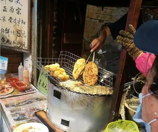 大妈校门口做油炸小吃家长觉得还行孩子谢谢妈妈两块够了