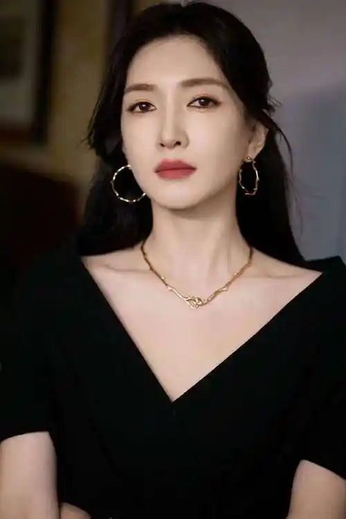 江疏影黑色v领长裙气场全开,御姐风范藏不住