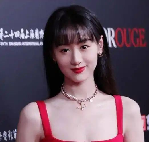 袁冰妍出席红毯照曝光,穿红裙光芒四射,可网友却在关注她的腿围_感觉