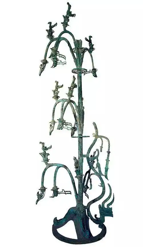 三星堆青铜神树上挂着9个太阳