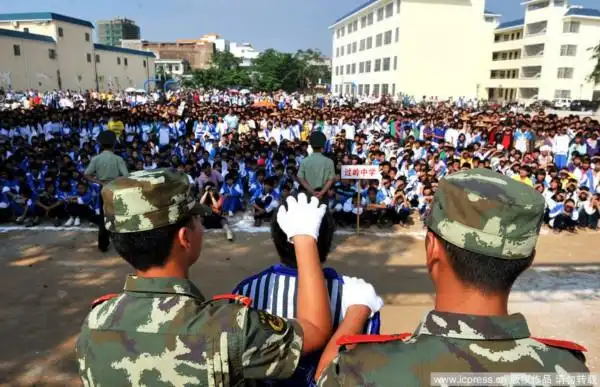 公判大会,数千名天涯镇地区群众聚集在天涯镇中心学校公开处理大会