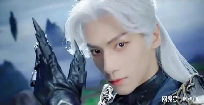 像前段时间大火的《且试天下》中杨洋的白发造型就让不少网友吐槽不