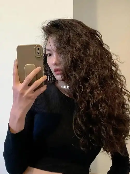 港风复古卷发试问哪个女孩不心动,值得尝试.