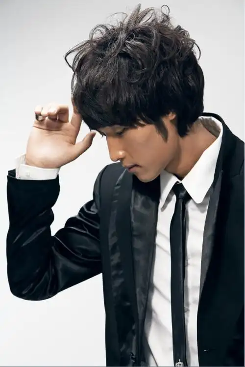 p>宇桐非,河南商丘人,中国内地男歌手,制作人,演员.