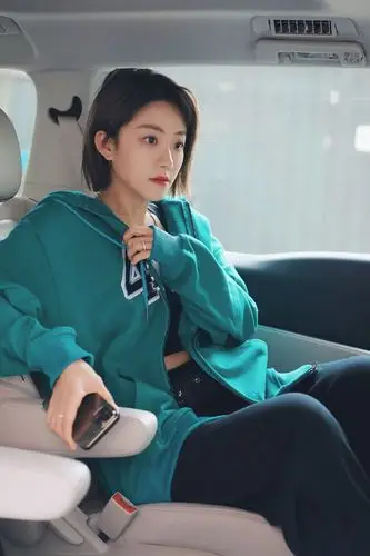 喻言身材 喻言直拍 喻言发色 喻言短发 喻言老公 喻言壁纸 喻言自作曲