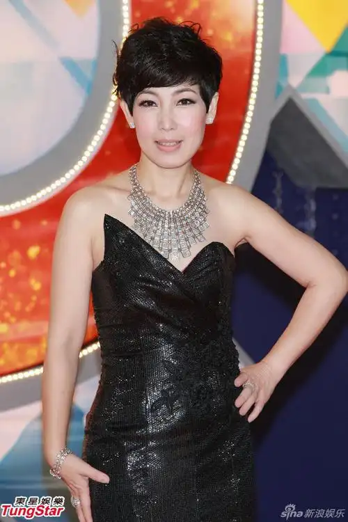 黎芷珊黑裙优雅 牵手王祖蓝喜感十足