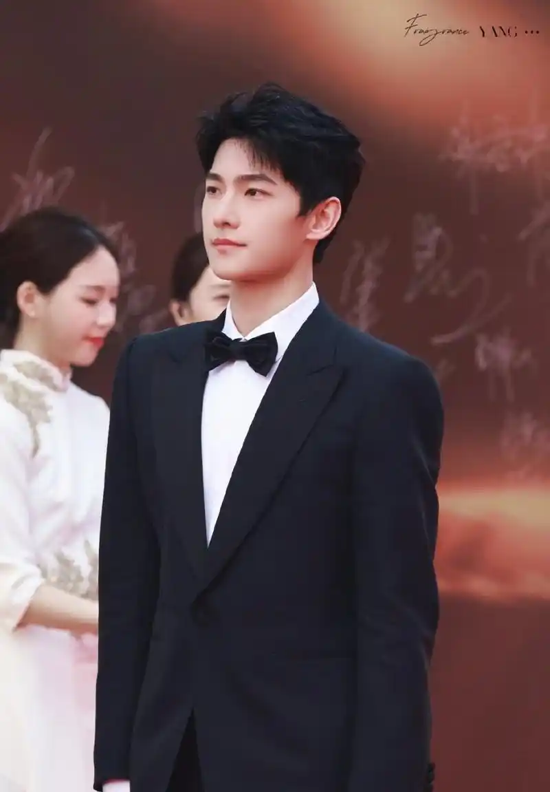 杨洋壁纸#  杨洋的帅气浑然天成,每一张图片都适合做头像和壁纸!