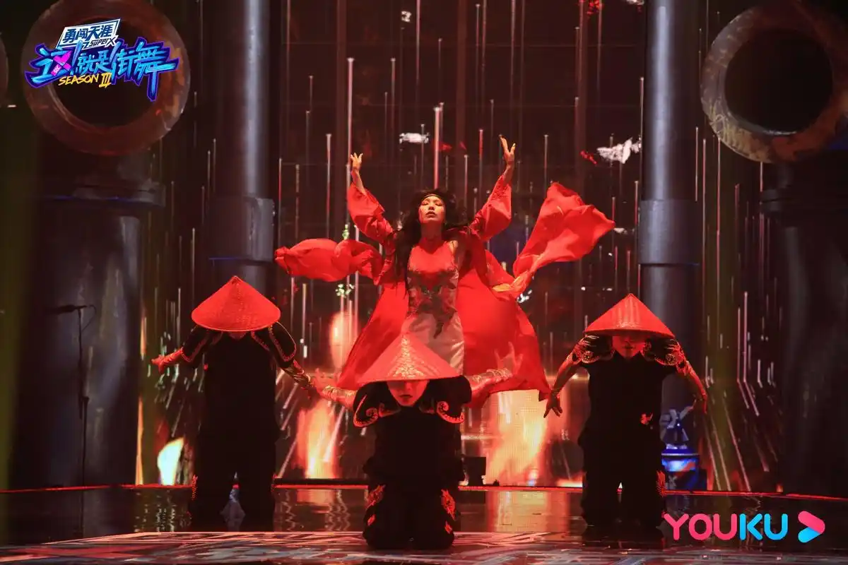 《这!就是街舞》第三季火舞台热力喷发,队长领衔齐舞大秀燃炸战队之魂