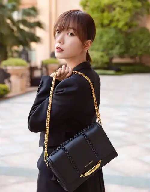 原创王珞丹活出女性最美的模样一袭白裙优雅迷人粉色高跟鞋又洋气