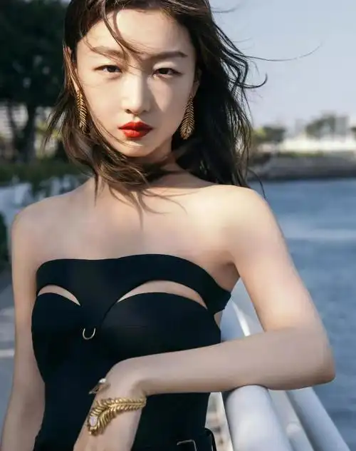 周冬雨优雅大片惊艳迷人