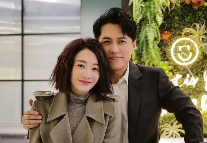 《林深见鹿》(原名《多喝热水》)讲的是林绍涛(靳东饰)和简艾(李小冉