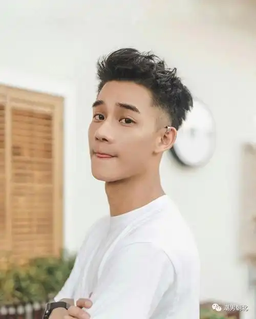 两边铲光发型,可以配合不同的造型,从而也可以让自己的形象更加潮流