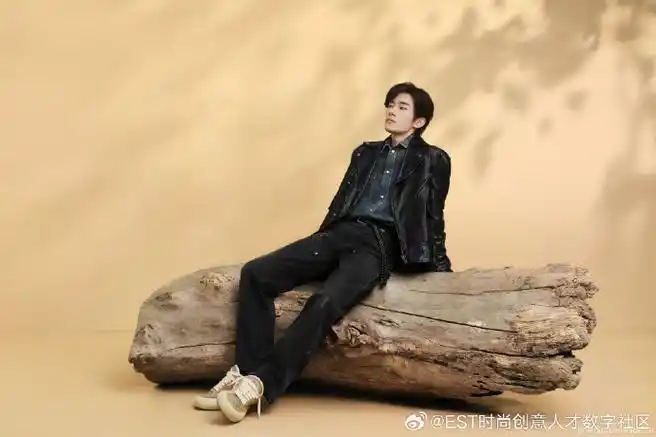 goose品牌全球代言人易烊千玺身着journey 系列黑色夹克与工装牛仔裤