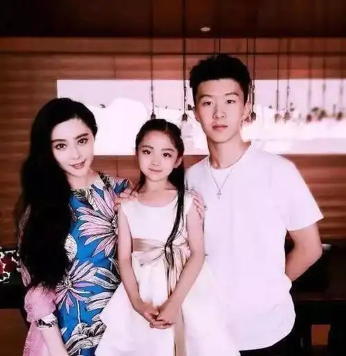 而范冰冰的妈妈张传美曾是一名舞蹈演员 范冰冰还有个弟弟名叫范丞丞