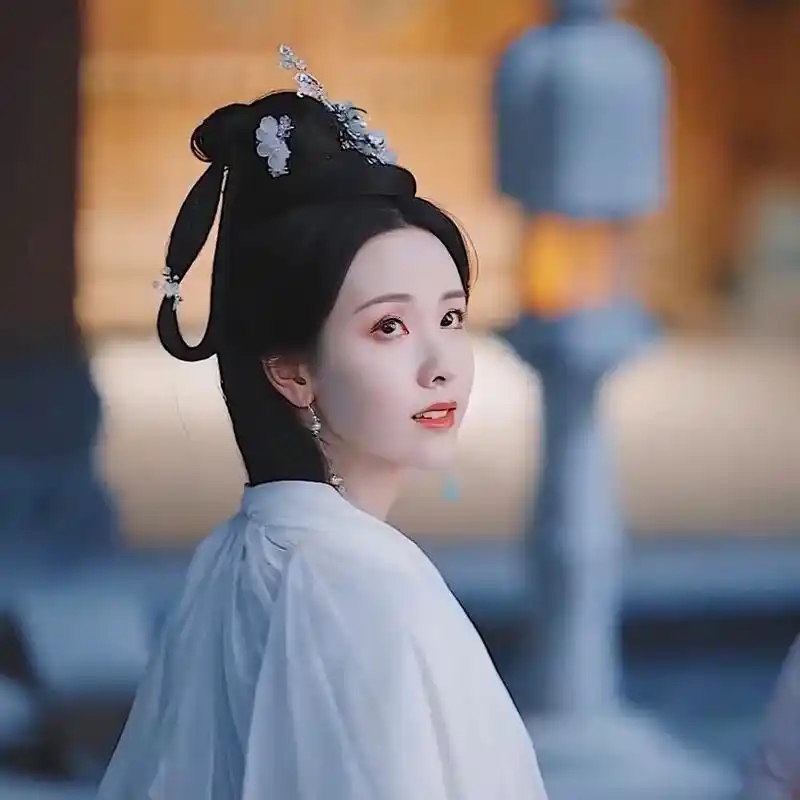 最近被陈都灵在长月烬明的古装扮相美到了