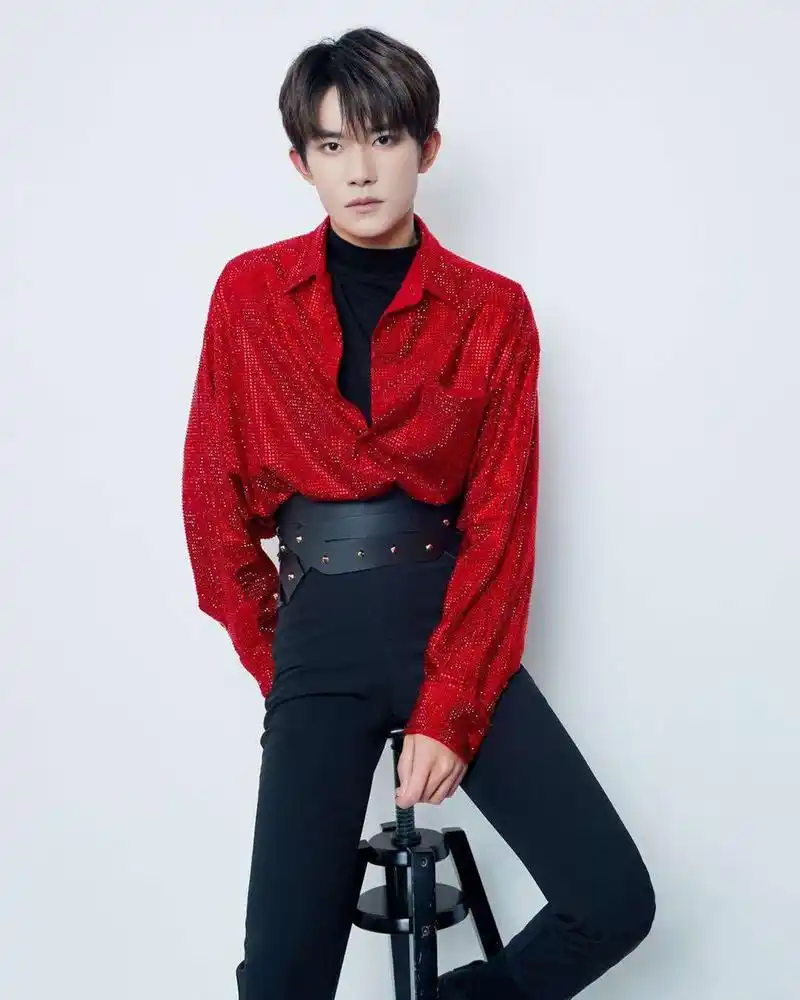 易烊千玺红色碎钻衬衫铆钉腰带吸睛造型感强