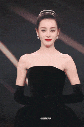 为什么迪丽热巴总爱捂胸口真相让我我惊呆了