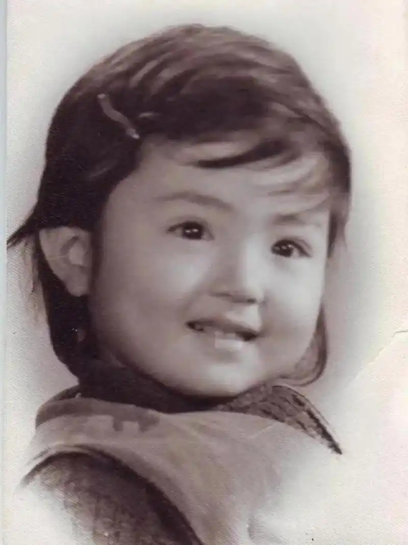 20世纪80年代,一个软萌可爱的小姑娘的照片在各大媒体上亮相.