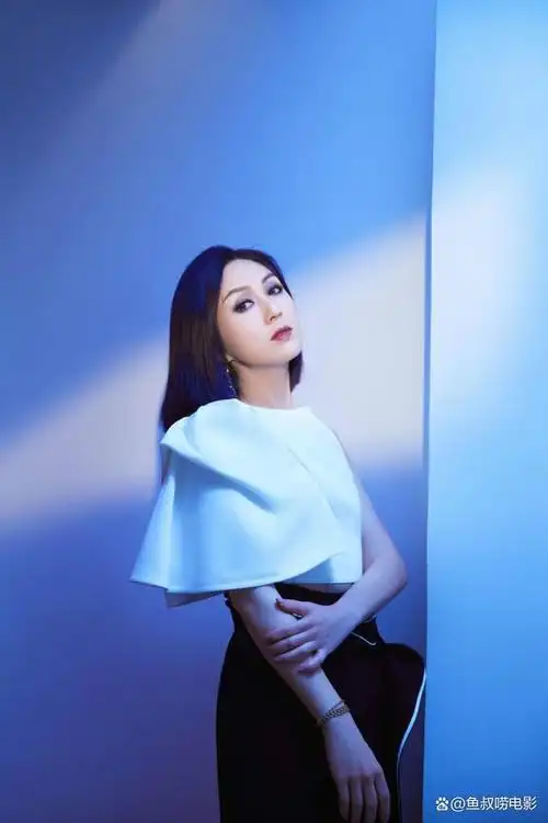杨千嬅是香港著名的歌手和演员,出道28年来,凭借着优秀的唱功和演技