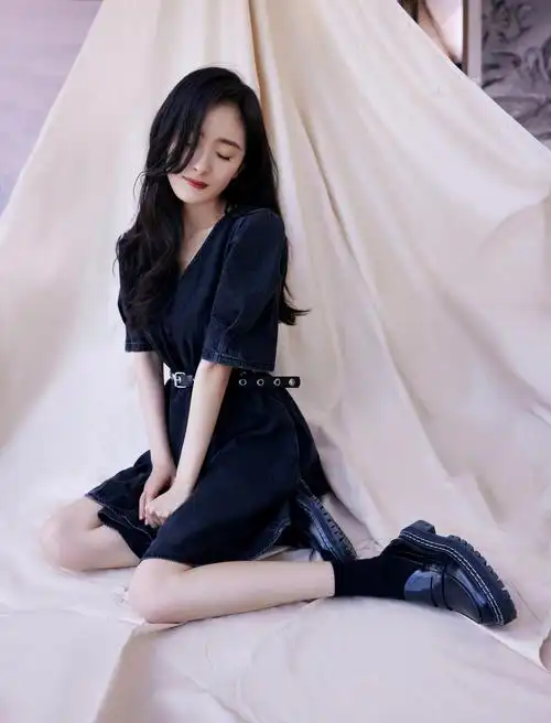 原创被杨幂的机场造型美到了一件针织开衫搭配连衣裙美出了新高度