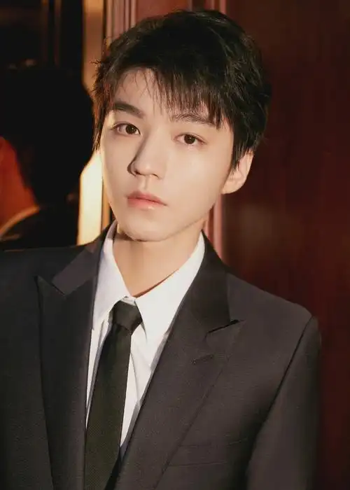 王俊凯西装少年绅士大片_凤凰网时尚_凤凰网