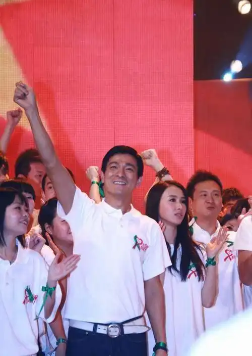 62岁刘德华捐出800万,累计捐款超14亿,行善不求名