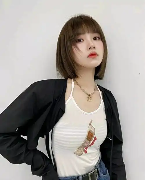 发型,它通常是在头发的不同层次上进行裁剪,以创造出立体感和层次感