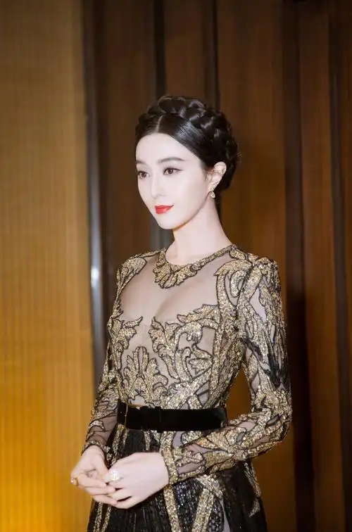 范冰冰抹胸透明薄纱裙惊艳大秀,文胸若隐若现性感撩人