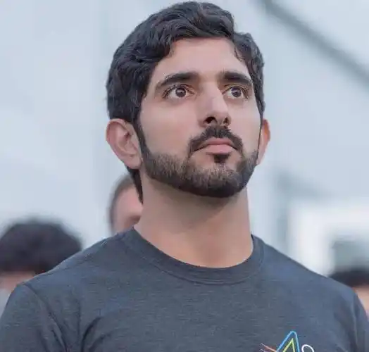 据说,他曾想去沙特阿拉伯,但是被限制入境了,理由是:长得太帅,容易