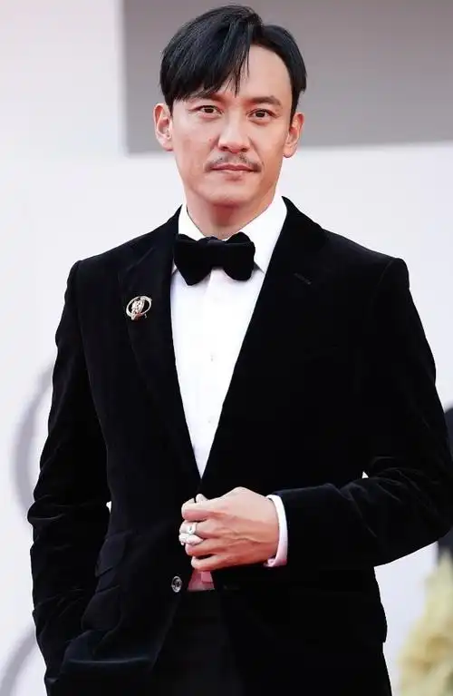 第78届威尼斯电影节张震穿西装儒雅亮相沙丘首映礼