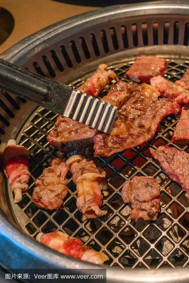特写的韩国烧烤牛肉片在木炭炉上烤