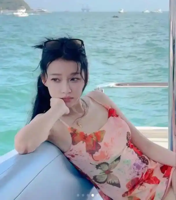 孙怡晒游艇游玩照,穿吊带泳衣展现身材,不受和藤光正恋情影响