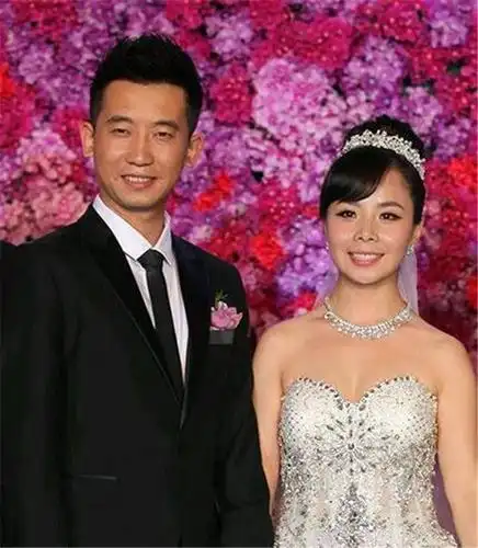 王二妮全家照:父母很朴实,老公高大帅气,姐妹俩共用一张脸