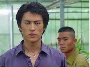 看了年轻时的靳东才知道他为啥快40才红,瘦的麻杆一样脸都陷进去