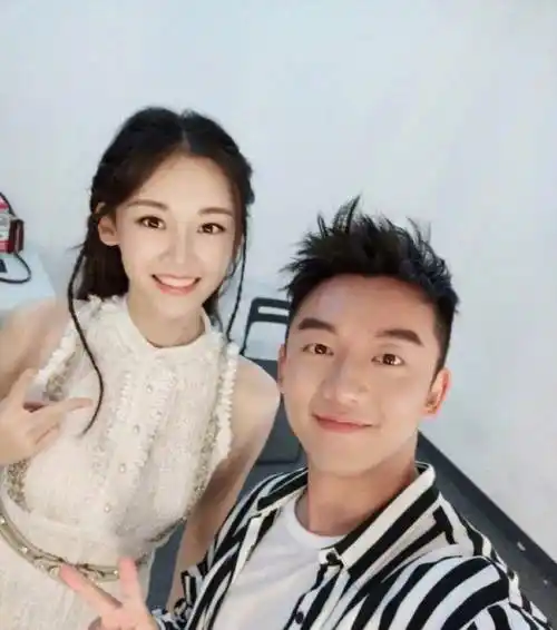 郑恺带苗苗湖边野餐,川味火锅配浓香手冲咖啡,画面温馨惬意_野营_感觉